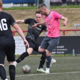 Ken Schulz im Zweikampf mit einem Spieler des SC Victoria Ickern II