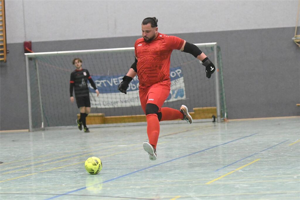 Hier holt Jasen Marcinek gegen Wacker Obercastrop zum Schuss aus und wenige Augenblicke später schlägt der Ball ein. Ein Highlight der Hallenstadtmeisterschaft. Hier holt Jasen Marcinek gegen Wacker Obercastrop zum Schuss aus und wenige Augenblicke später schlägt der Ball ein. Ein Highlight der Hallenstadtmeisterschaft.