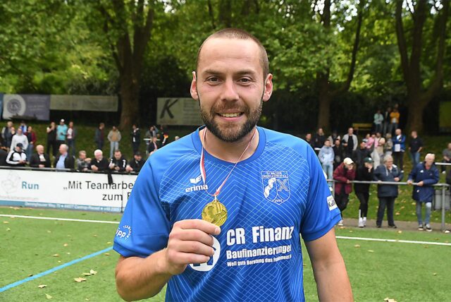 Martin Kapitza präsentiert stolz seine Medaille