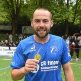 Martin Kapitza präsentiert stolz seine Medaille