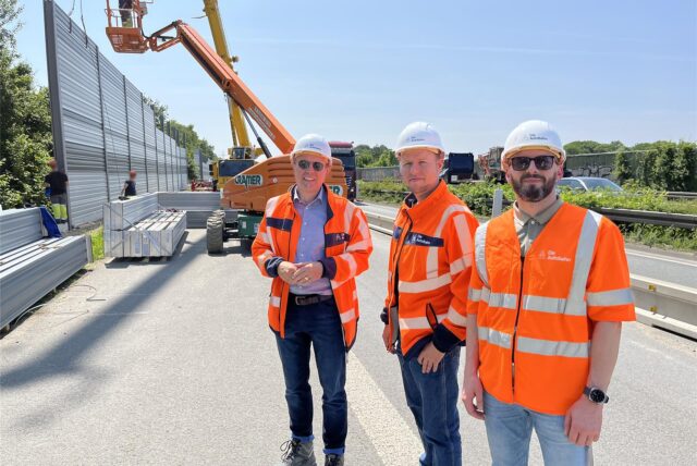 Baustellenbesuch auf der A 52 in Marl-Hamm: Von der zuständigen Autobahn GmbH mit dabei sind (v.l.) Lars Batzer (Projektleiter), Anton Kurenbach (Pressesprecher) und Bekim Bedzet (Bauaufsicht).