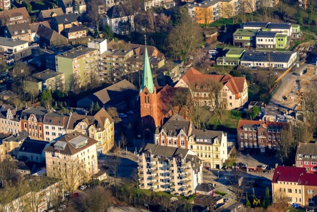 Luftbild von der Erlöserkirche in Herten an der Ewaldstraße
