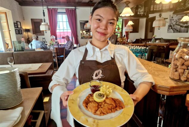 So muss es aussehen, das perfekte Wiener Schnitzel vom Kalb: Eine knusprig braune Kruste wellt sich über den dünn geschnittenen Schnitzel, ohne sich vom Fleisch abzulösen. Das schmeckt auch den vietnamesischen Azubis von Overkamp.