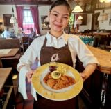 So muss es aussehen, das perfekte Wiener Schnitzel vom Kalb: Eine knusprig braune Kruste wellt sich über den dünn geschnittenen Schnitzel, ohne sich vom Fleisch abzulösen. Das schmeckt auch den vietnamesischen Azubis von Overkamp.