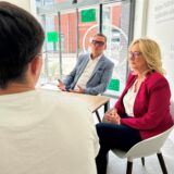 WZ-Autor Valentin Schneider sitzt mit dem aktuellen Königspaar Ludger I. und Claudia I. am Tisch in der Redaktion der Waltroper Zeitung in Datteln.