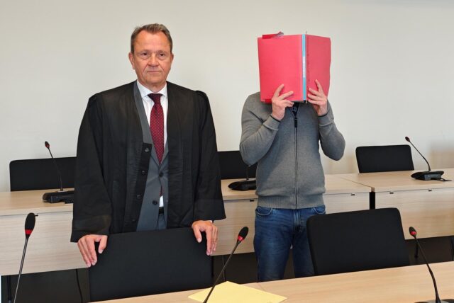 Im Prozess völlig emotionslos: Der Angeklagte neben seinem Verteidiger Andreas Renschler im Essener Landgericht.