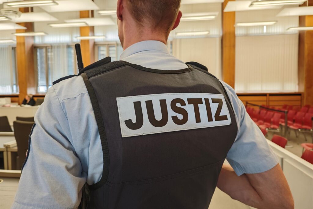 Während des Prozesses wurde der Angeklagte von Wachtmeistern bewacht. Während des Prozesses wurde der Angeklagte von Wachtmeistern bewacht.