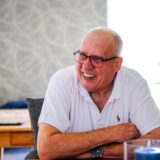 Detlev Dick sitzt in seinem Wohnzimmer in Waltrop.