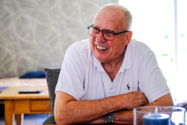 Detlev Dick sitzt in seinem Wohnzimmer in Waltrop.