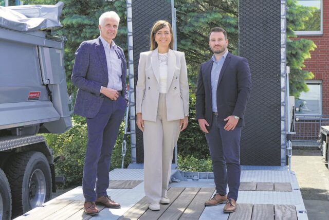 Julia Herholz Siems (M.) mit Co-Geschäftsführer Tobias Schlüter (r.) und Vorgänger Dr. Klaus P. Strautmann vor der Firmenzentrale.