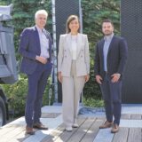 Julia Herholz Siems (M.) mit Co-Geschäftsführer Tobias Schlüter (r.) und Vorgänger Dr. Klaus P. Strautmann vor der Firmenzentrale.