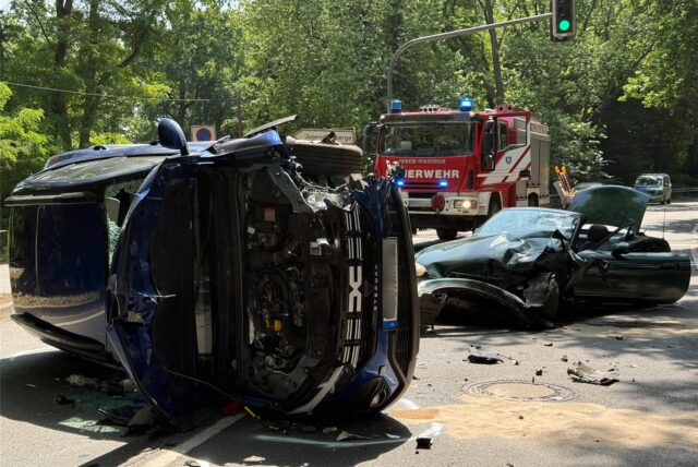 Zerstörte Autos bei einem Unfall in Haltern