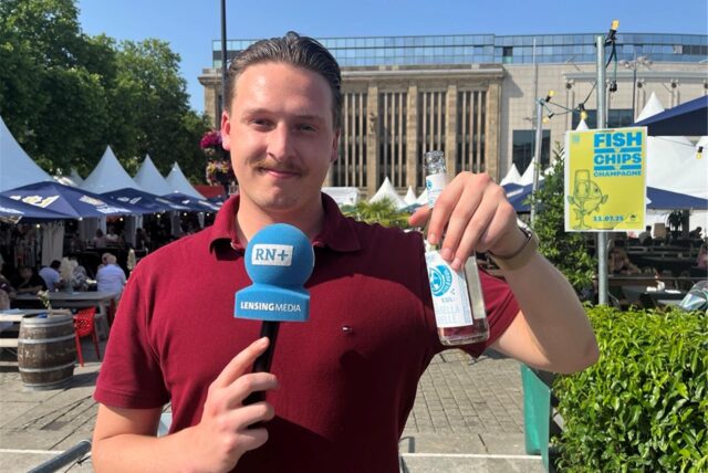 Tim Hübbertz hält ein Glas Wasser in die Kamera.