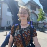 Julia May steht vor der Skulptur am Halterner Bahnhof.