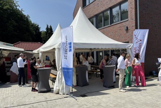 Gäste bei der Eröffnung des neuen Büros von Team Confides in Haltern