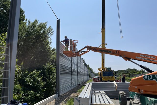 Einbau der Lärmschutzelemente an der A52 in Marl-Hamm