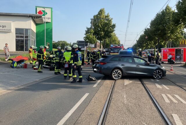 Einsatzkräfte der Feuerwehr stehen auf der Evinger Straße
