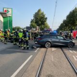 Einsatzkräfte der Feuerwehr stehen auf der Evinger Straße