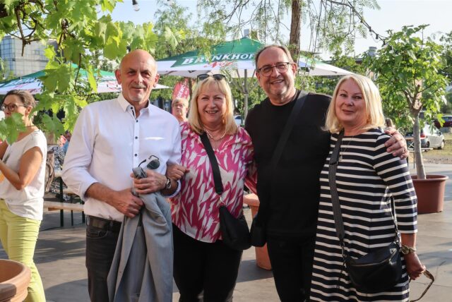 Vier Besucher posieren bei der Benefiz-Gala zur Eröffnung der Ruhrhochdeutsch-Spielzeit für die Kamera.