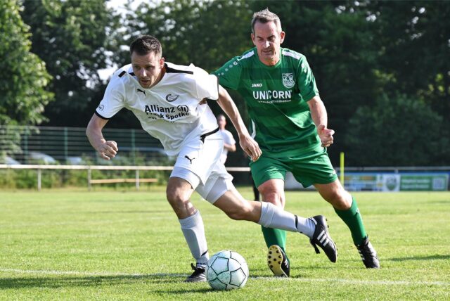 Heiße Spiele bei hohen Temperaturen: Sowohl die Ü32 als auch die Ü40-Teams zeigten beim Bosse-Cup 2025 in Bossendorf am Freitagabend vollen Einsatz. Am Ende sicherten sich der TSV Marl-Hüls (Ü32) und die DJK Sportfreunde Datteln (Ü40) die Turniersiege