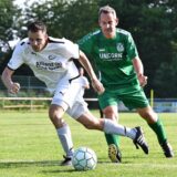 Heiße Spiele bei hohen Temperaturen: Sowohl die Ü32 als auch die Ü40-Teams zeigten beim Bosse-Cup 2025 in Bossendorf am Freitagabend vollen Einsatz. Am Ende sicherten sich der TSV Marl-Hüls (Ü32) und die DJK Sportfreunde Datteln (Ü40) die Turniersiege