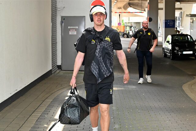 Julian Brandt trägt eine Tasche.