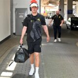 Julian Brandt trägt eine Tasche.