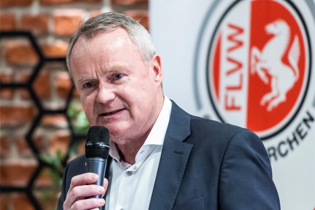 Manfred Schnieders hält ein Mikro. Manfred Schnieders hält ein Mikro.