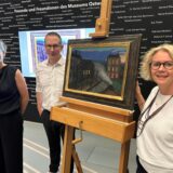 Der Vorsitzende des MO-Freunde-Vereins Benjamin Sieber überreichte das Münter-Gemälde offiziell an Sammlungsleiterin Nicole Grote und Museumsleiterin Regina Selter.