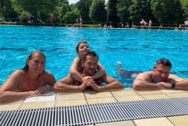 In den kühlen Fluten des Freibades Hüls lässt es sich an einem heißen Samstag am besten aushalten.