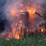 Ein Hochsitz in Dorsten stand am Freitagabend (13.6.) in Flammen.