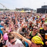 Besucher feiern auf dem Festival «Inselfieber» in Oberhausen. (zu dpa: «Ballermann am Rhein-Herne-Kanal»)