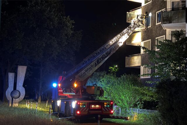 Drehleiter in Wulfen-Barkenberg vor einem Wohngebäude