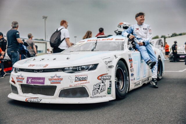 Nascar-Fahrer Julien Rehberg vor seinem Rennwagen.