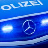 Ein Einsatzfahrzeug der Polizei fährt mit Blaulicht.