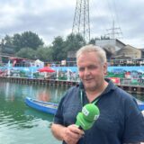 Ralf Wiethaup steht an einem Hafenbecken und hält ein Mikro in der Hand.