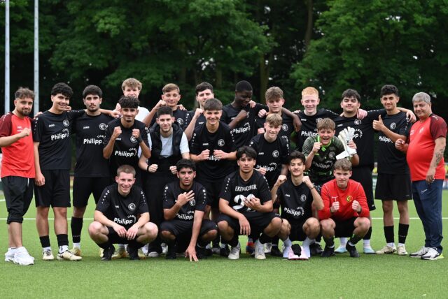 Die U17 der Spvgg. war froh, dass der Klassenerhalt geschafft wurde.