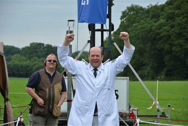 Stephan Speikamp vom Schützenverein Lippramsdorf in Haltern jubelt nach seinem Siegtreffer