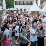 Zahlreiche Menschen feierten am Samstag beim Altstadtfest auf dem Marktplatz in Dorsten.