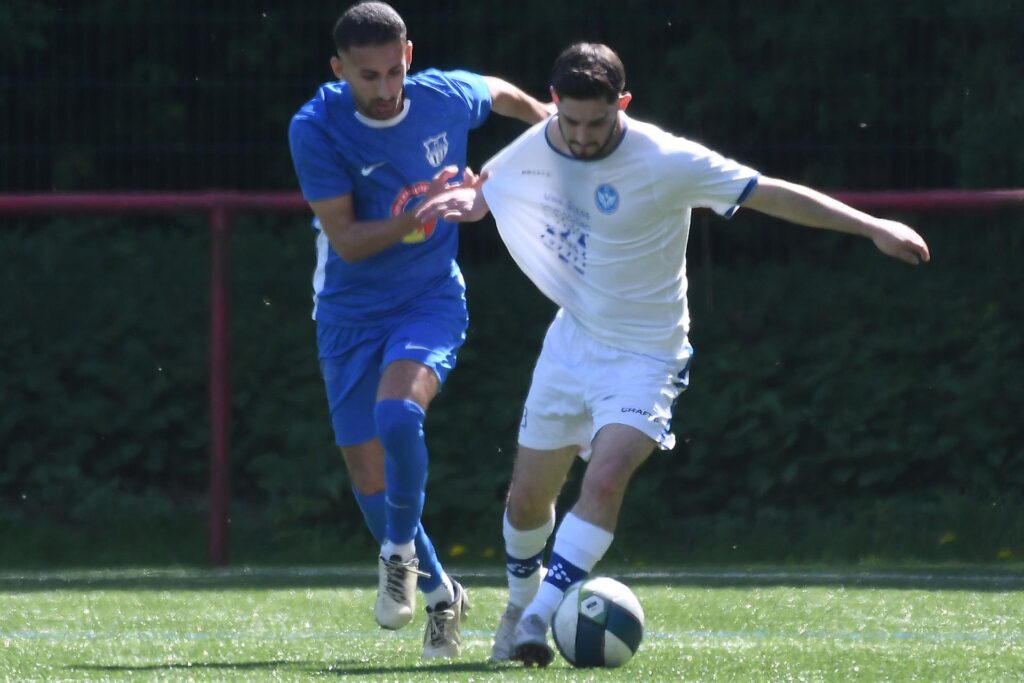 Almedin Ceric (r.) am Ball. Almedin Ceric (r.) am Ball.