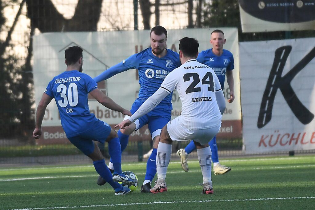 Lukas Steinrötter (M) dribbelt. 