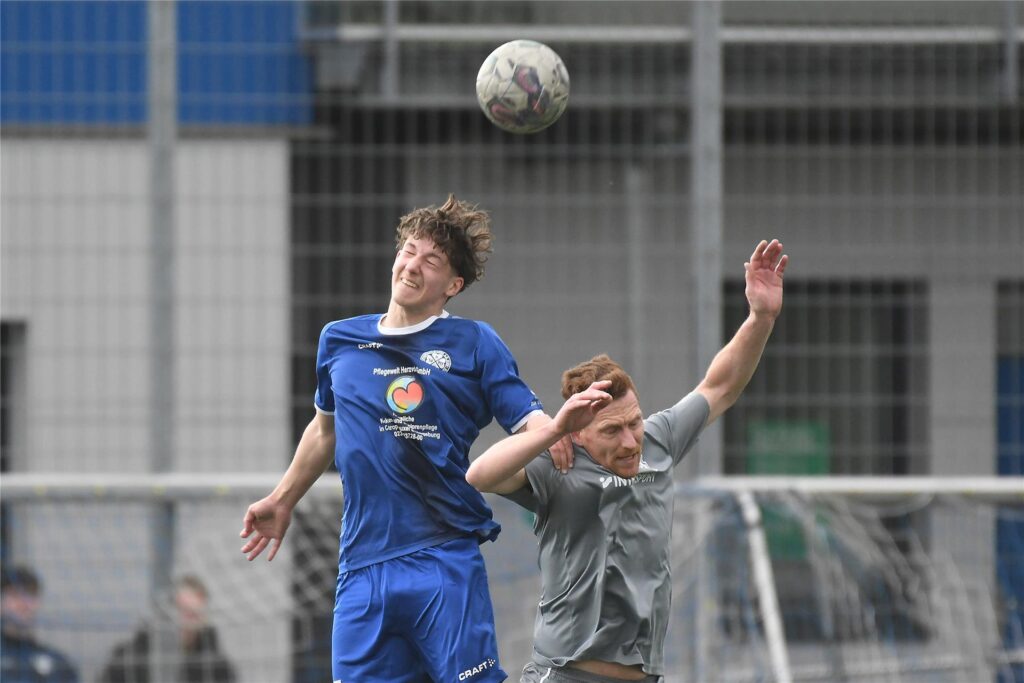 Dennis Lauth (r.) im Kopfballduell. 