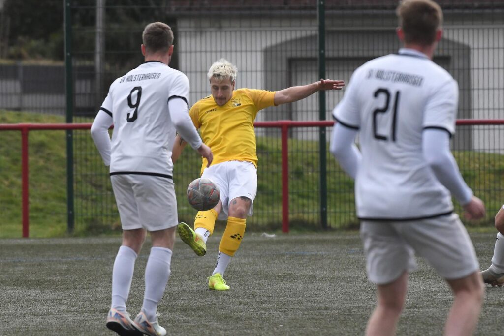 Stefan Tiedke flankt den Ball. 