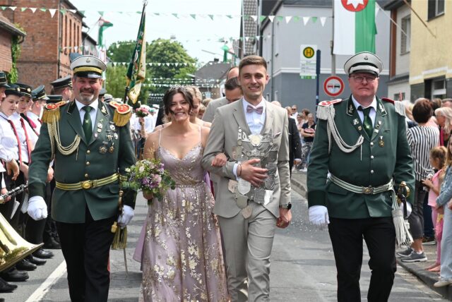 Die Lembecker Schützen zogen am Sonntag mit einer großen Parade durch das Dorf.