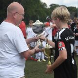 Bei den D-Junioren durfte Carsten Cwik (l.) vom Stadtsportverband dem TuS Henrichenburg im Jahr 2024 den Stadtmeisterschafts-Pokal übergeben.