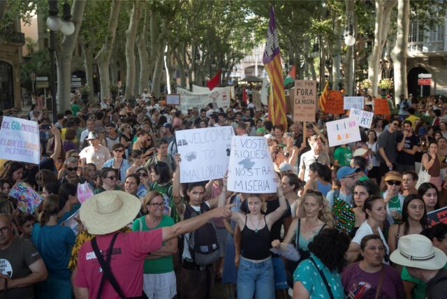 Die Teilnehmer der Demonstration gegen den Massentourismus fordern Maßnahmen, die den Bewohnern ein menschenwürdiges Leben und den Zugang zu Wohnraum garantieren und die Überbelegung der Städte, den Wohnungsmangel, die prekären Arbeitsbedingungen der Beschäftigten des Sektors und die Ausbeutung durch den Tourismus thematisieren.