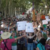 Die Teilnehmer der Demonstration gegen den Massentourismus fordern Maßnahmen, die den Bewohnern ein menschenwürdiges Leben und den Zugang zu Wohnraum garantieren und die Überbelegung der Städte, den Wohnungsmangel, die prekären Arbeitsbedingungen der Beschäftigten des Sektors und die Ausbeutung durch den Tourismus thematisieren.
