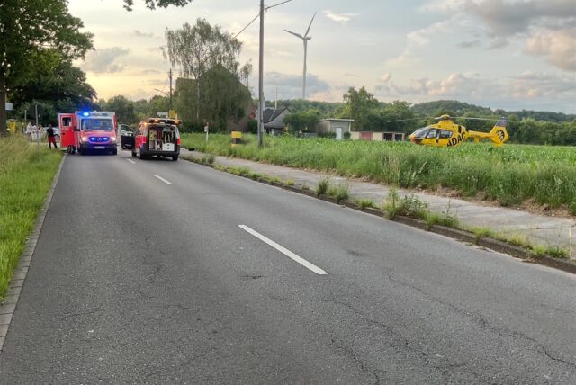 Ein Rettungshubschrauber und Einsatzfahrzeuge des Rettungsdienstes stehen nach einem tödlichen Unfall in Dortmund an der Schwieringhauser Straße.