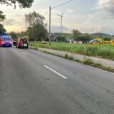 Ein Rettungshubschrauber und Einsatzfahrzeuge des Rettungsdienstes stehen nach einem tödlichen Unfall in Dortmund an der Schwieringhauser Straße.