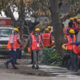 Arbeiter sind an der Absturzstelle im Einsatz.